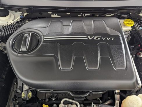 Used 2019 Jeep Cherokee Overland w/ Technology Group FWD image 12