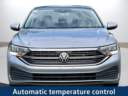 Used 2024 Volkswagen Jetta SE FWD image 3