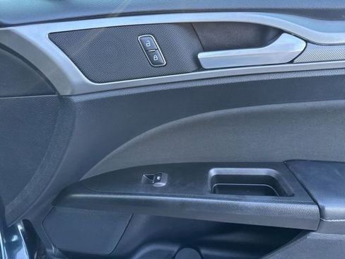 Used 2020 Ford Fusion SE image 25