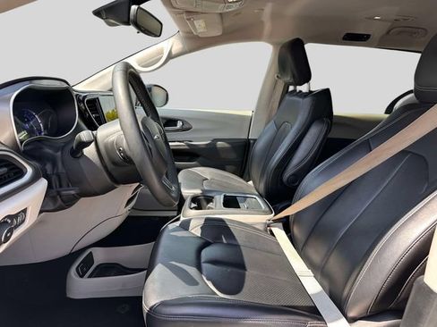 Used 2024 Chrysler Pacifica Limited FWD image 23