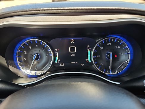 Used 2024 Chrysler Pacifica Touring-L FWD image 18