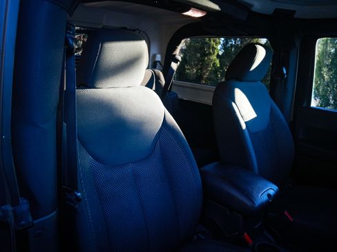 Used 2016 Jeep Wrangler Sport image 31