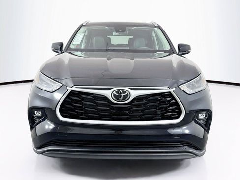 Certified 2025 Toyota Highlander XLE FWD image 9