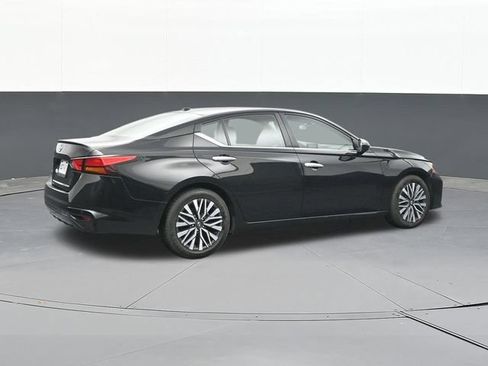 Used 2025 Nissan Altima 2.5 SV FWD image 15