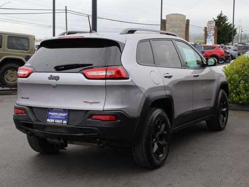 Used 2018 Jeep Cherokee Trailhawk w/ Comfort/Convenience Group AWD/4WD image 6