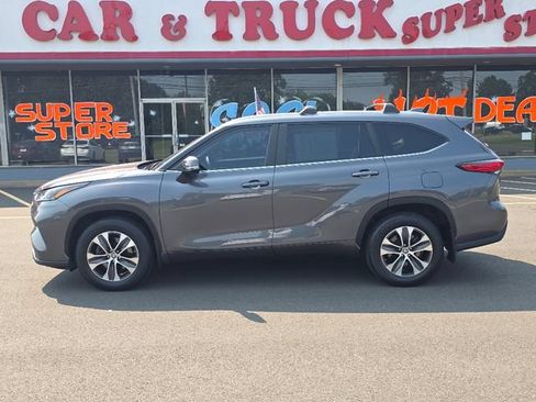 Used 2023 Toyota Highlander XLE AWD/4WD image 7