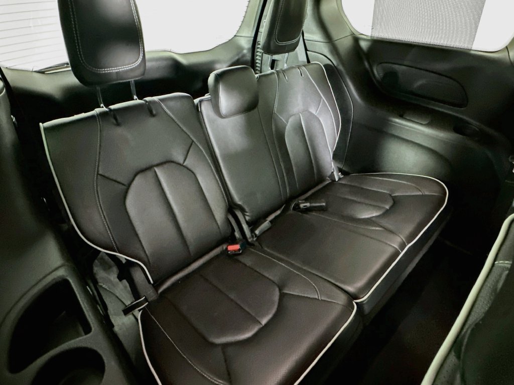 Certified 2025 Chrysler Pacifica Limited FWD image 37