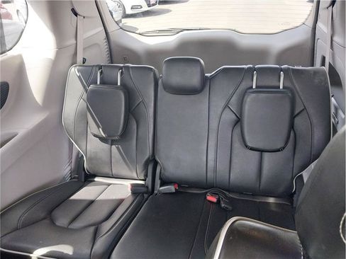 Used 2023 Chrysler Pacifica Limited FWD image 11