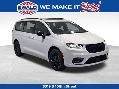 New 2026 Chrysler Pacifica Limited w/ S Appearance Package