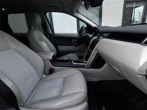 Used 2017 Land Rover Discovery Sport SE image 15