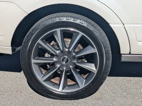 Used 2017 Lincoln Navigator Reserve image 11