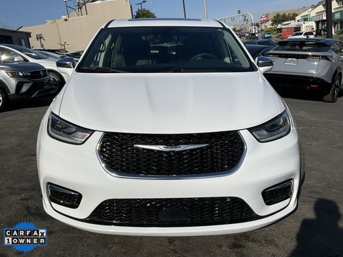 Used 2022 Chrysler Pacifica Limited w/ Uconnect Theater Family Group image 2