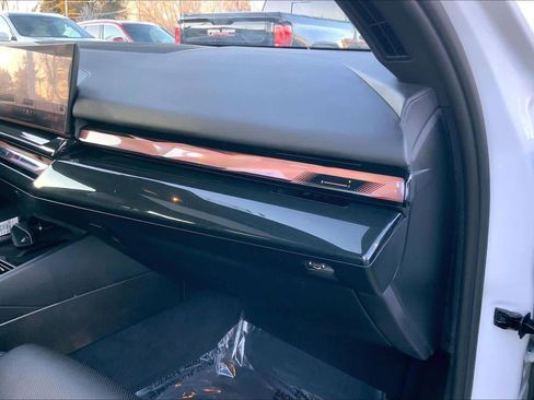 Used 2025 BMW 540i xDrive w/ Premium Package image 19