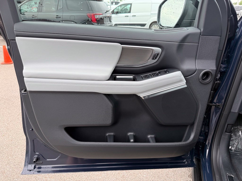 Used 2027 Ford Expedition Platinum RWD image 6