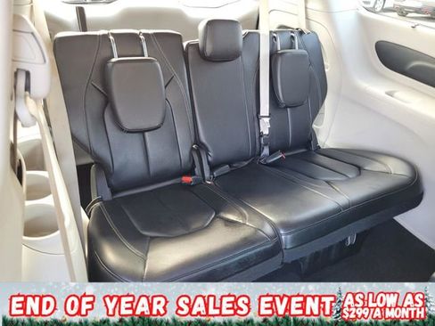 Used 2022 Chrysler Pacifica Touring-L image 14