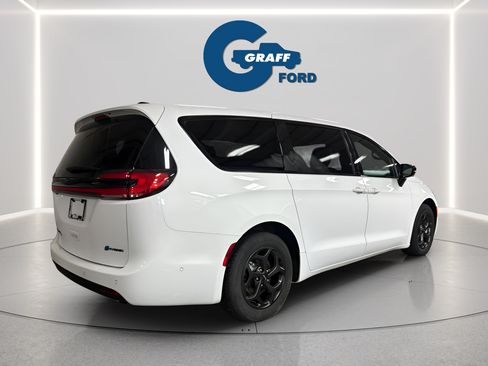 Used 2024 Chrysler Pacifica Limited FWD image 6