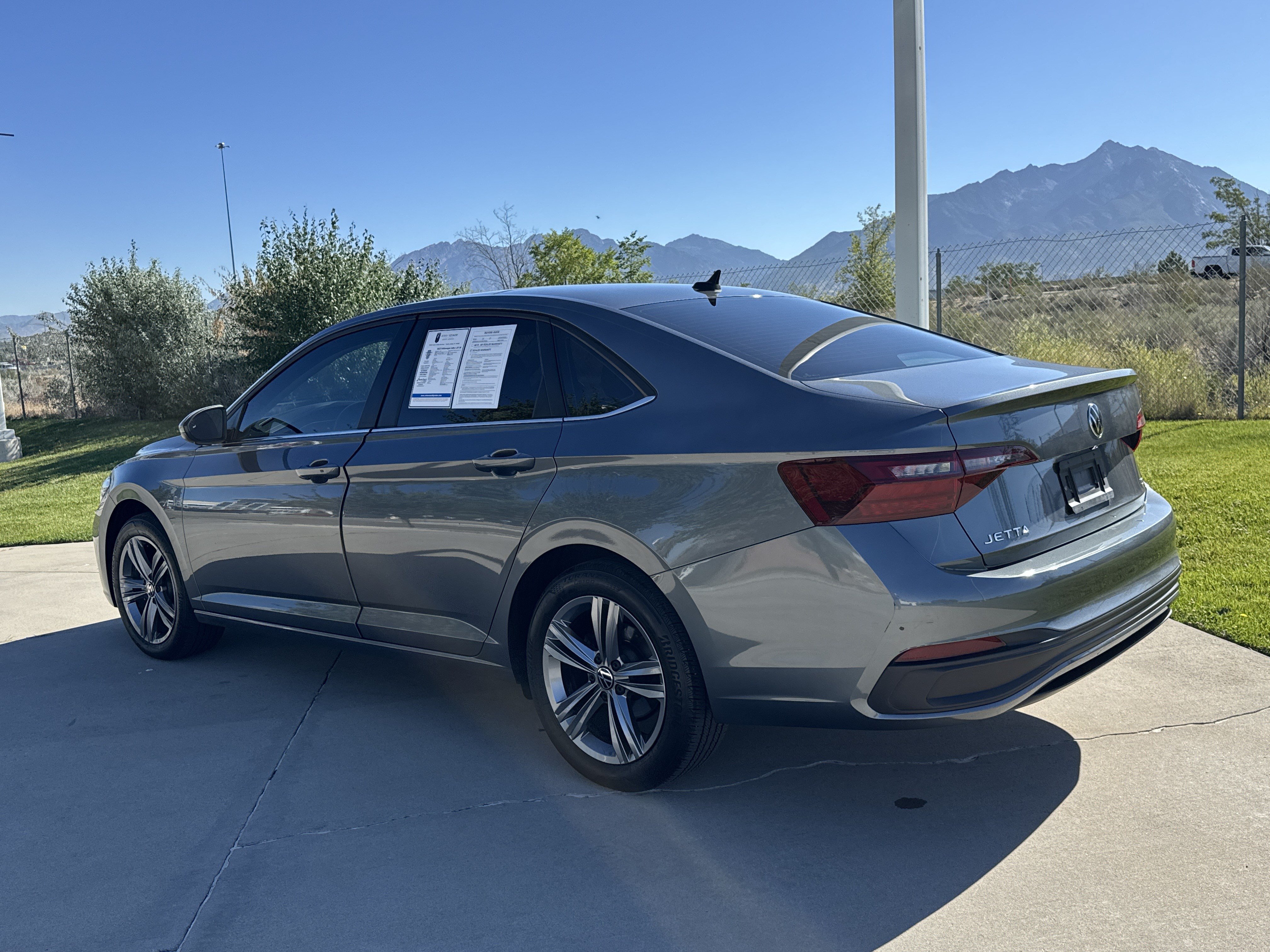 Used 2023 Volkswagen Jetta SE FWD image 3