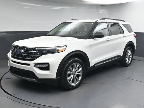 Used 2021 Ford Explorer XLT w/ Equipment Group 202A AWD/4WD image 3