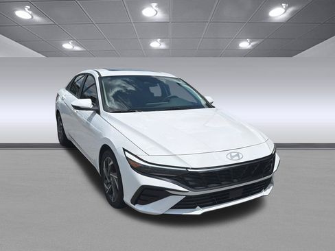 Used 2025 Hyundai Elantra Limited w/ Cargo Package FWD image 5