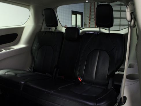 Used 2024 Chrysler Pacifica Touring-L FWD image 14