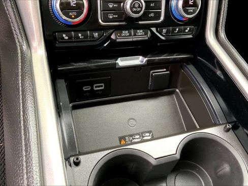 Used 2024 GMC Yukon XL Denali image 30