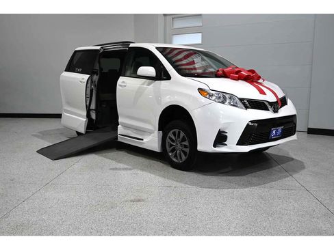 Used 2019 Toyota Sienna LE FWD image 2