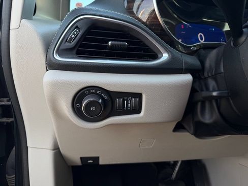 Used 2023 Chrysler Pacifica Limited FWD image 15