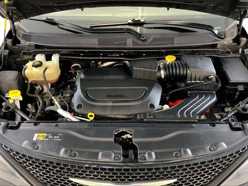 Used 2019 Chrysler Pacifica L FWD image 30