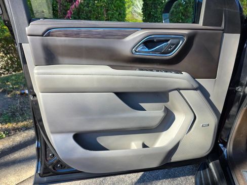 Used 2021 Chevrolet Suburban LT image 9