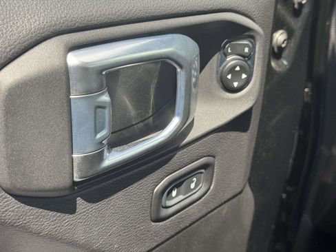Used 2022 Jeep Gladiator Overland w/ Cold Weather Group AWD/4WD image 18