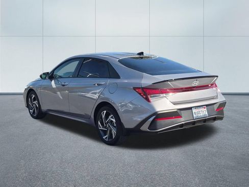 Used 2025 Hyundai Elantra Sport FWD image 4