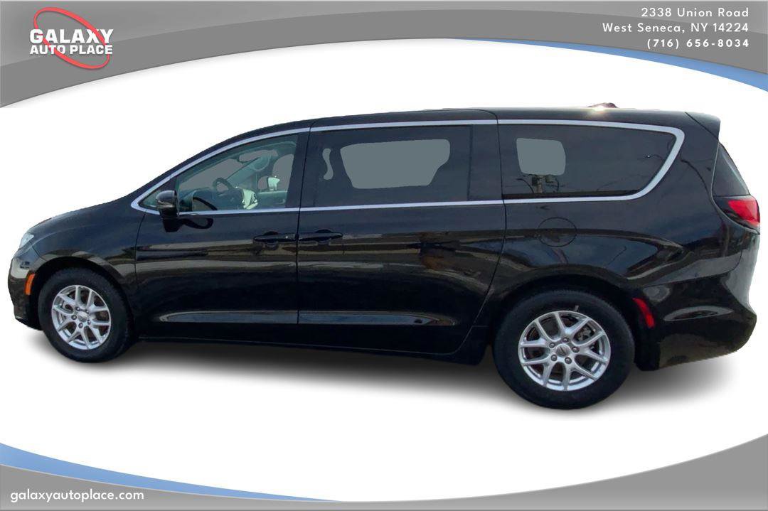 Used 2024 Chrysler Pacifica Touring-L FWD image 8