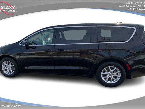 Used 2024 Chrysler Pacifica Touring-L FWD image 8