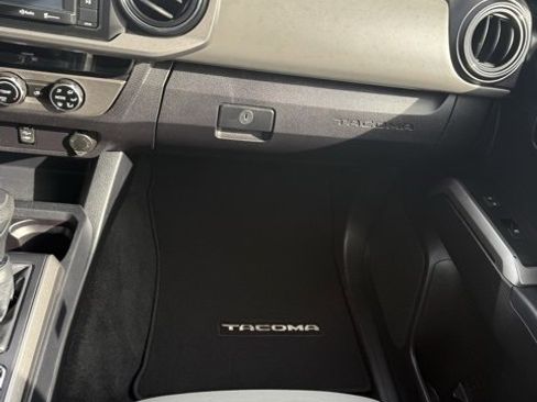 Used 2017 Toyota Tacoma SR5 image 32