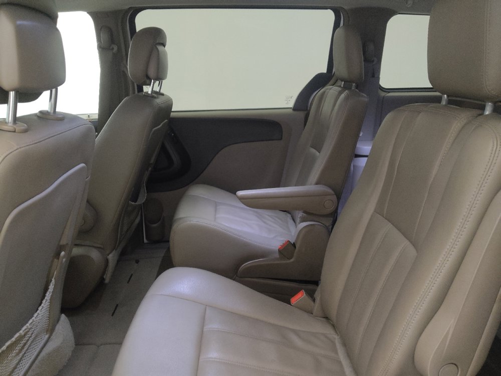 Used 2016 Chrysler Town & Country Touring FWD image 18