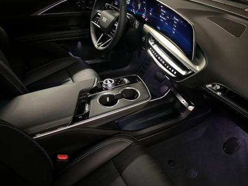 Used 2025 Cadillac Lyriq Luxury AWD/4WD image 15