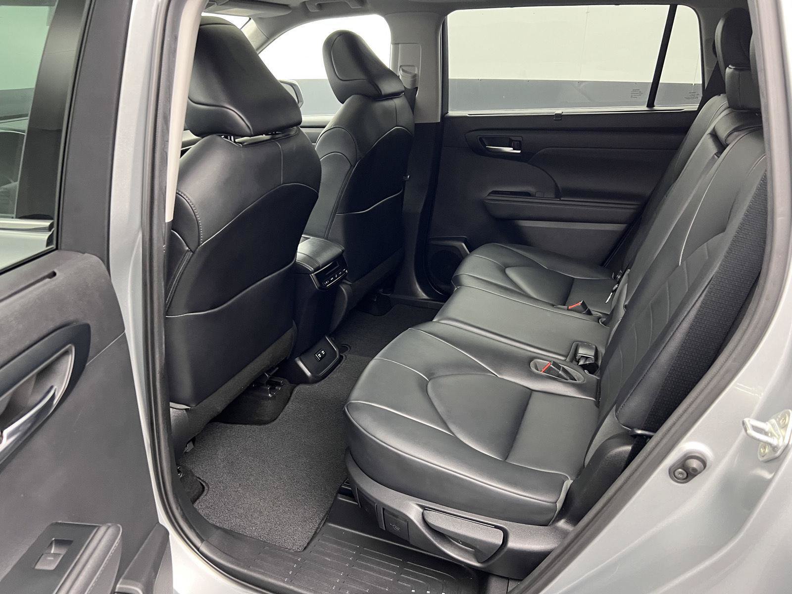 Used 2020 Toyota Highlander XLE FWD image 19