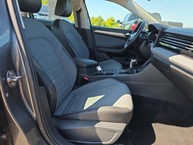 Used 2025 Volkswagen Jetta SE FWD image 15