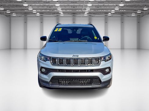 Used 2025 Jeep Compass Latitude image 8
