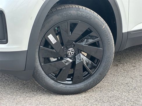 New 2026 Volkswagen Atlas Cross Sport SE image 2