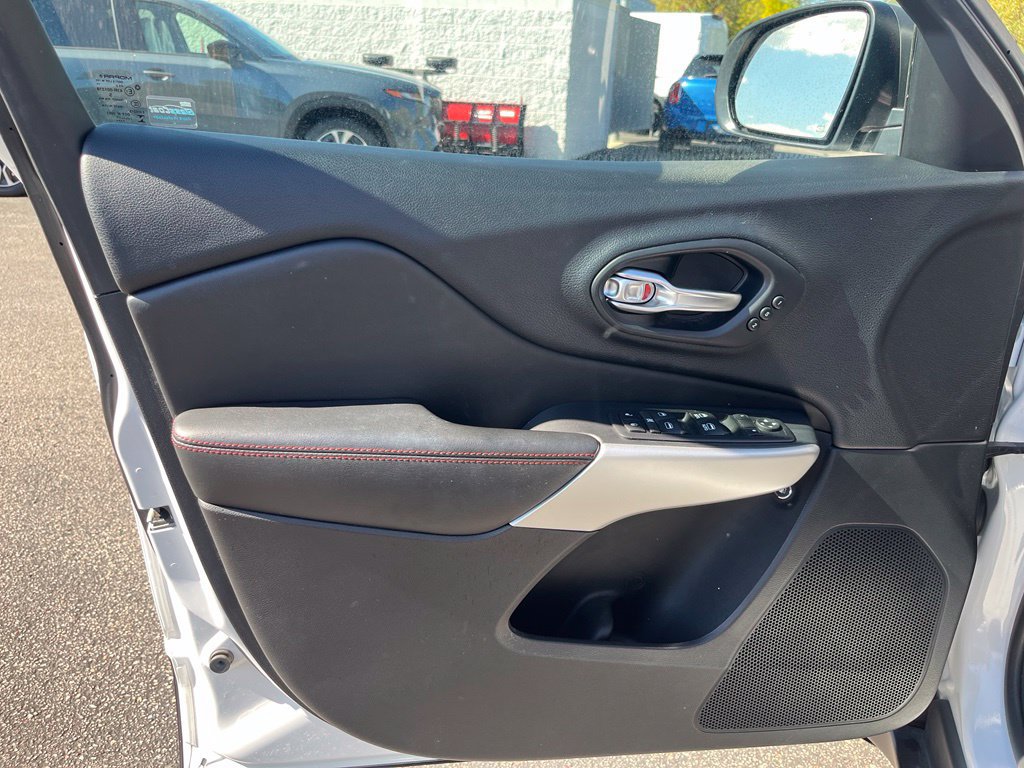 Used 2017 Jeep Cherokee Trailhawk AWD/4WD image 9