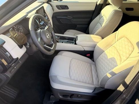 Used 2024 Nissan Pathfinder SV FWD image 11