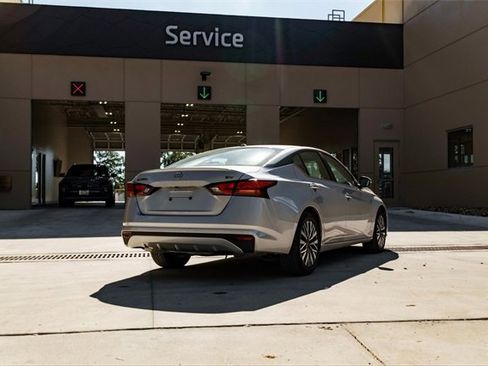 Used 2023 Nissan Altima 2.5 SV image 6
