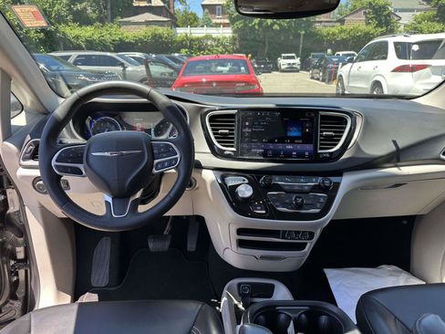 Used 2023 Chrysler Pacifica Touring-L FWD image 18