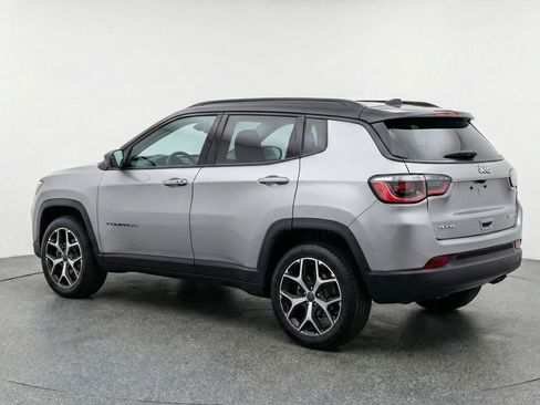 Used 2025 Jeep Compass Limited image 5