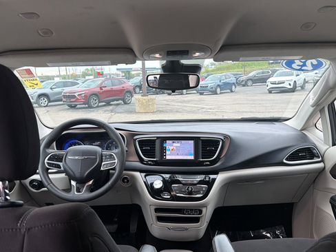 Used 2023 Chrysler Voyager LX FWD image 19
