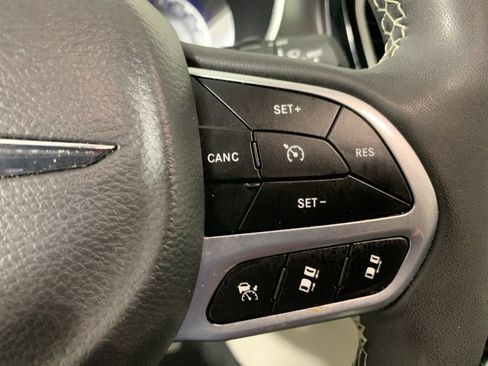 Used 2023 Chrysler Pacifica Touring-L image 23