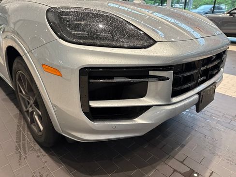 Used 2025 Porsche Cayenne AWD/4WD image 15