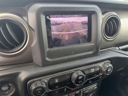 Used 2021 Jeep Gladiator Willys image 19