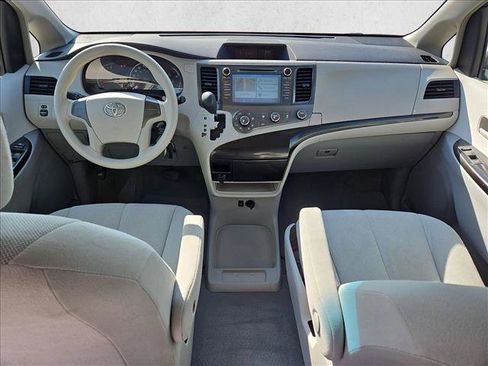 Used 2011 Toyota Sienna FWD image 17
